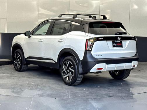 Aspen White/Super Black 2026 Nissan Kicks SV