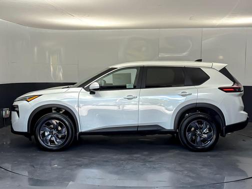 Everest White Pearl Tricoat 2026 Nissan Rogue SV