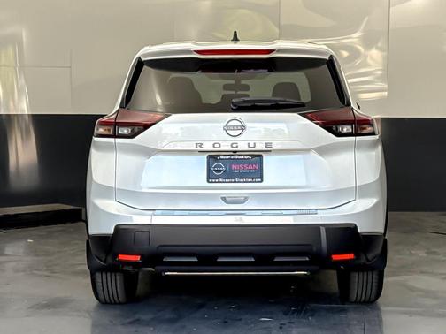 Everest White Pearl Tricoat 2026 Nissan Rogue SV