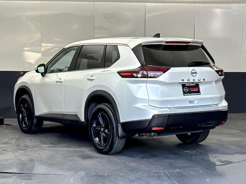 Everest White Pearl Tricoat 2026 Nissan Rogue SV