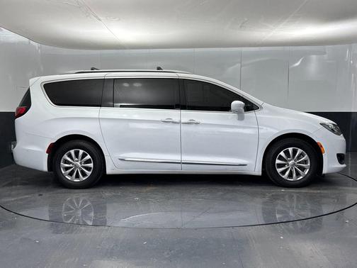 Bright White Clearcoat 2023 Chrysler Pacifica Touring L