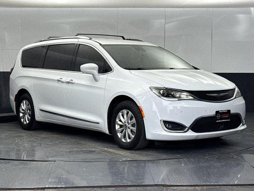Bright White Clearcoat 2023 Chrysler Pacifica Touring L