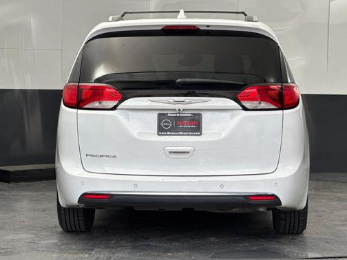 Bright White Clearcoat 2023 Chrysler Pacifica Touring L