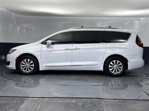 Bright White Clearcoat 2023 Chrysler Pacifica Touring L