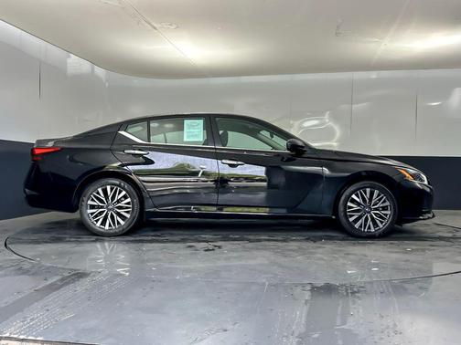 Super Black Clearcoat 2025 Nissan Altima 2.5 SV