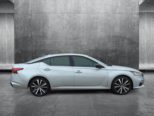 2022 Nissan Altima SR FWD