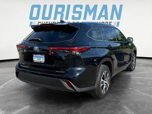 Midnight Black Metallic 2021 Toyota Highlander XLE