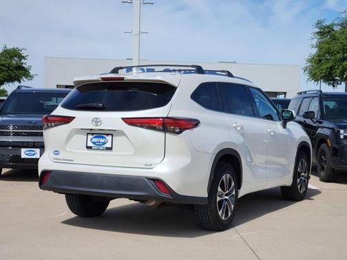 Blizzard Pearl 2021 Toyota Highlander XLE