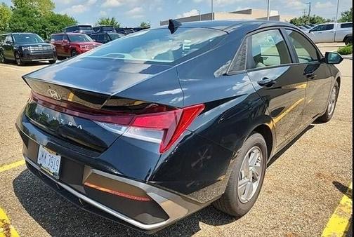 2024 Hyundai ELANTRA SE