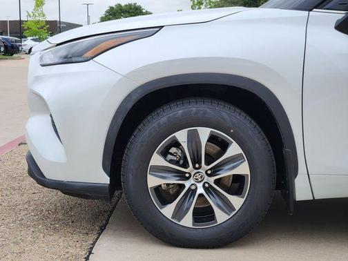 Wind Chill Pearl 2024 Toyota Highlander XLE