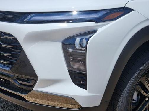 Summit White 2026 Chevrolet Trax ACTIV