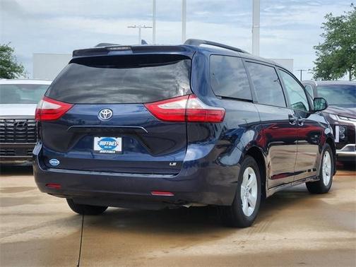 2019 Toyota Sienna LE