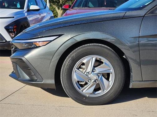 2024 Hyundai ELANTRA SE