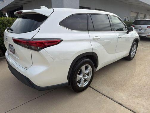 Blizzard Pearl 2021 Toyota Highlander LE