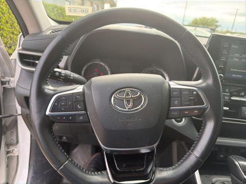 Blizzard Pearl 2021 Toyota Highlander LE