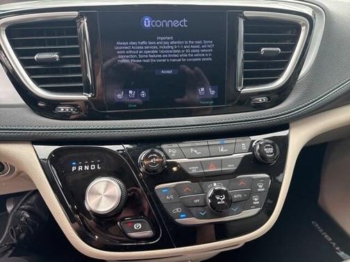 2017 Chrysler Pacifica Hybrid Platinum