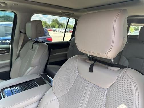 2023 Jeep Wagoneer Base