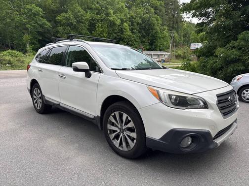 White 2017 Subaru Outback 2.5i Touring