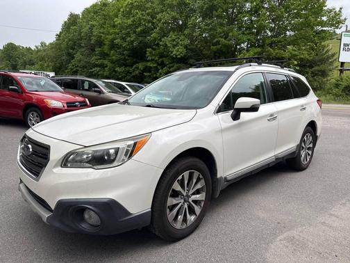 White 2017 Subaru Outback 2.5i Touring
