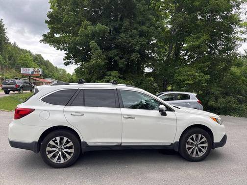 White 2017 Subaru Outback 2.5i Touring