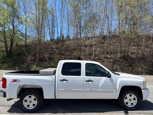 White 2009 Chevrolet Silverado 1500 LT Crew Cab