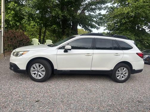 White 2015 Subaru Outback 2.5i Premium