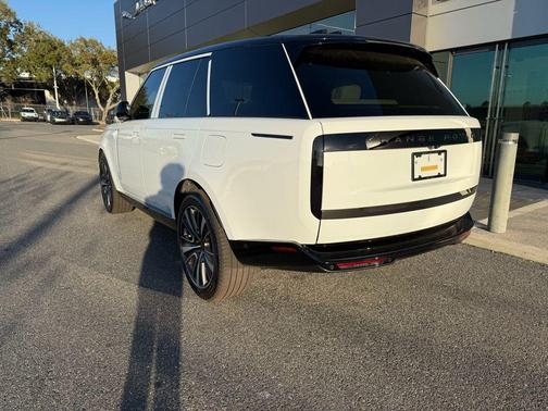 2026 Land Rover Range Rover P550e SE