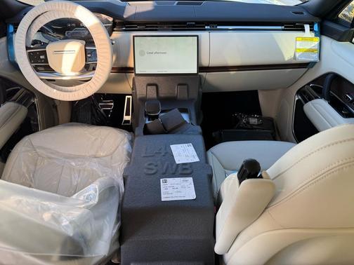 2026 Land Rover Range Rover P550e SE