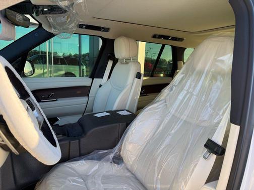 2026 Land Rover Range Rover P550e SE