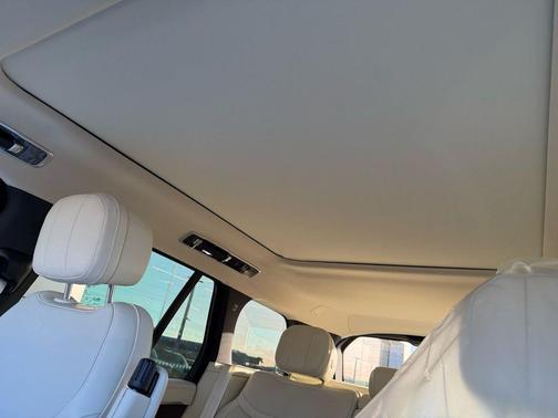 2026 Land Rover Range Rover P550e SE