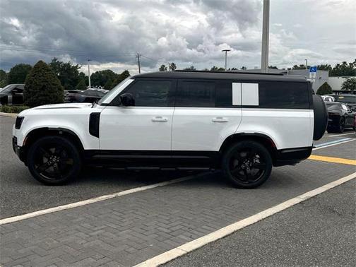 2025 Land Rover Defender 130 P400 X-Dynamic SE