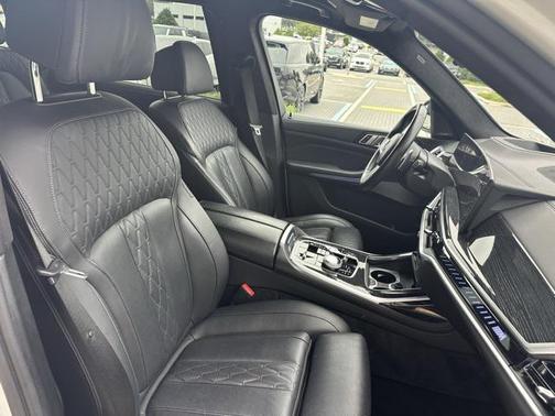 2023 BMW X7 M60i