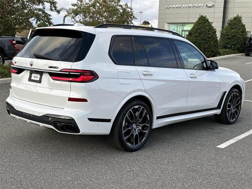 2023 BMW X7 M60i