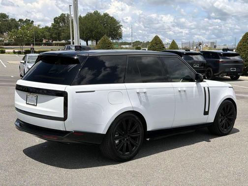 Fuji White 2026 Land Rover Range Rover P550e SE