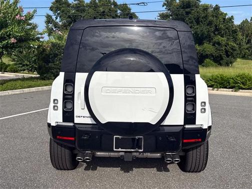 2025 Land Rover Defender 110 V8
