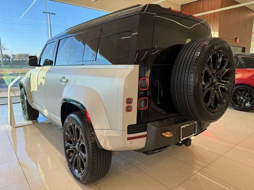 2026 Land Rover Defender 110 V8