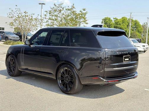 Santorini Black Metallic 2026 Land Rover Range Rover P400 SE