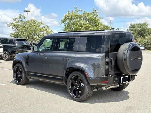 Carpathian Grey Prem Met 2026 Land Rover Defender P400 X-Dynamic SE