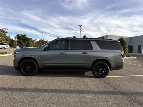 2023 Chevrolet Suburban RST