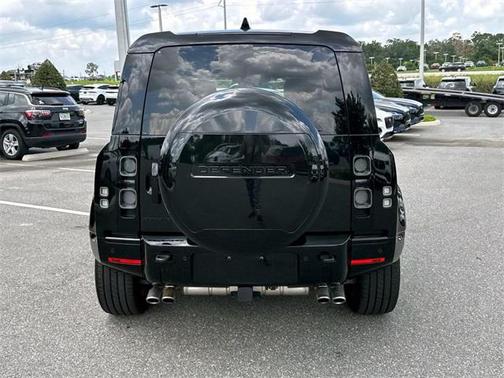 2024 Land Rover Defender 110 V8