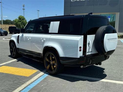 2025 Land Rover Defender 130 P400 X-Dynamic SE