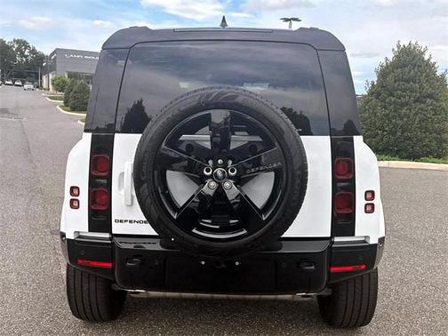 2025 Land Rover Defender 110 P400 X-Dynamic SE