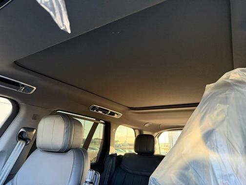 2026 Land Rover Range Rover P530 SE