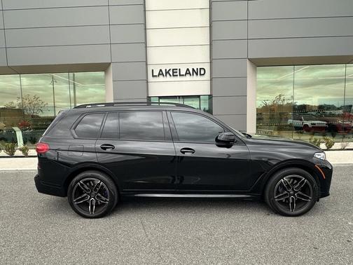 2022 BMW X7 M50i