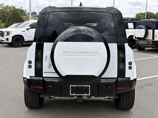 Fuji White 2026 Land Rover Defender P400 X-Dynamic SE