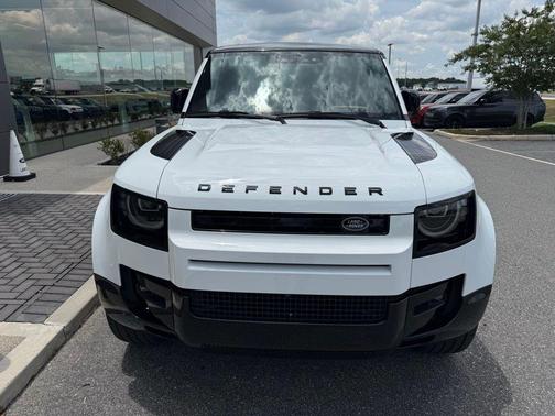 Fuji White 2026 Land Rover Defender P400 X-Dynamic SE