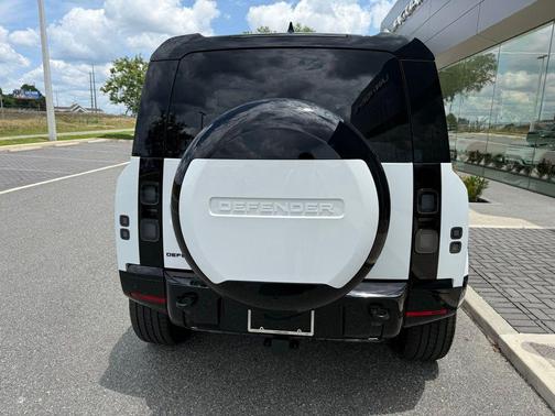 Fuji White 2026 Land Rover Defender P400 X-Dynamic SE