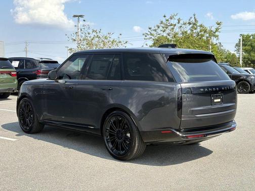 Carpathian Grey Premium Metallic 2026 Land Rover Range Rover P400 SE