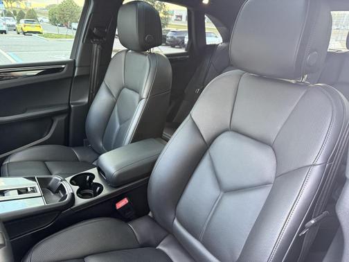 2023 Porsche Macan Base