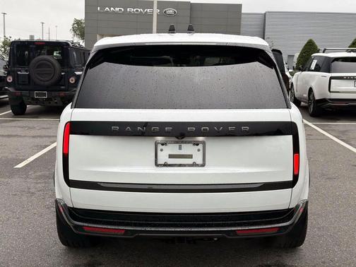 Fuji White 2025 Land Rover Range Rover P400 SE 7 Seat